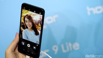 Ketiga ponsel ini ditawarkan dengan harga kompetitif.