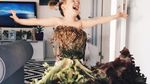 Ah, Lucunya Gadis Kecil Ini Pose dengan Baju dari Sayur dan Buah-buahan!