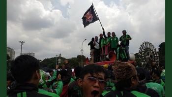 Sejumlah driver ojol menganggap dirinya diperlakukan tak ubahnya seperti sapi perah oleh pihak perusahaan tempat mereka bekerja. (Foto: Screenshot Twitter)