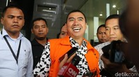 Anton, yang sebelumnya diperiksa sebagai tersangka, tampak telah mengenakan rompi tahanan KPK berwarna oranye.