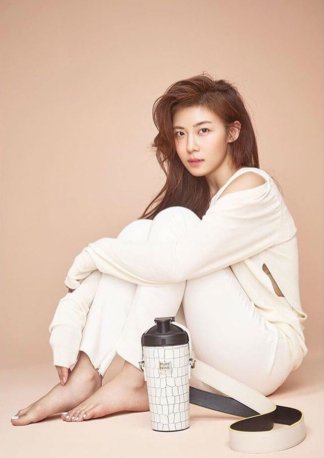 Ha Ji Won bisa bertransformasi jadi apapun dan selalu menunjukkan totalitas akting yang tinggi. Bayaran untuk tiap episode pun tak main-main. Berada di nomor 3 sebagai aktris Korea Selatan berbayaran tertinggi, harganya mencapai USD 42,000 atau sekitar Rp 619 juta per episode. Foto: Instagram