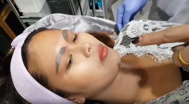 Kanyarat pun merasa beruntung Vilailak mau membantunya. Aku sangat senang dengan hasilnya. Aku merasa lebih baik dan cantik sekarang. Aku pikir aku akan hidup dengan alis tebal dan lebar. Kini aku hanya perlu bersabar untuk mendapatkan bentuk alis yang lebih baik lagi, kata Kanyarat.  Foto: dok. Facebook