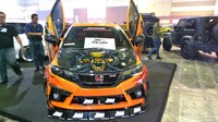 Honda Jazz dengan exterior air brush tokoh dalam game War Craft tersebut bernama Jazz Sunkist. Konsep yang diusung oleh modifikatornya ialah street racing.  Foto: Deny Prastyo Utomo