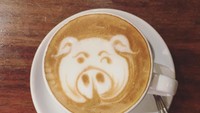 Best kind of art. The kind that comes with coffee, tulis Arifin tentang foto latte berhias latte art babi ini. Kamu setuju? Foto: Instagram arifinputra_
