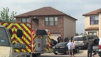“Tampaknya anak itu terlalu dekat dengan anjing. Salah seorang kerabat melihat anjing itu tengah menggigit leher anak itu dan mengguncangnya,” tutur petugas Polisi Bexar County, Javier Salazar.  (Foto: Dok. News 4 San Antonio)