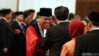 Arief mendapat ucapan selamat.