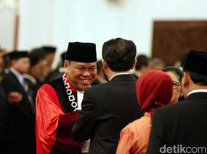 Canda Hakim di Sidang MK: Besar Mana Gaji Rakyat atau Wakil Rakyat?