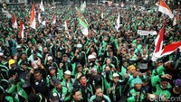 Massa driver ojek online hijaukan depan Istana.