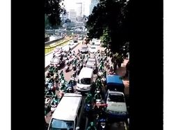 Ketika Ojek Online Membajak Jakarta di Mata Netizen