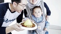Rayakan ulang tahun sang putra, Batu Semesta. Gina dan Rizky, lebih memilih nasi tumpen sebagai kue ulang tahun Batu. Foto: Instagram @missnyctagina