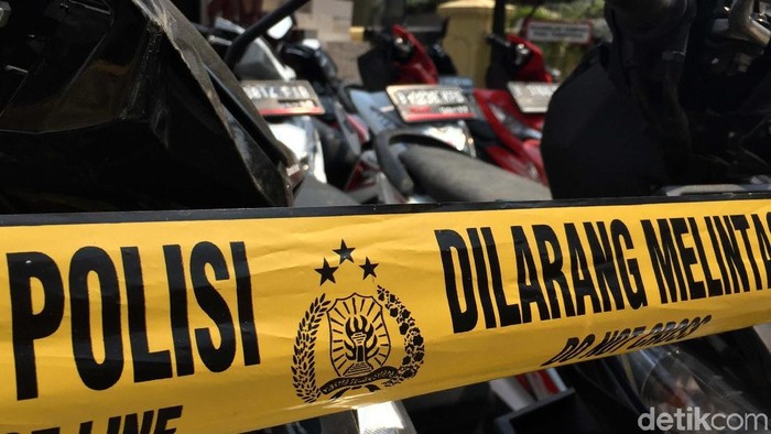 Dua pelaku pencurian sepeda motor dan enam orang penadah diringkus Polsek Metro Setiabudi. Dua pelaku tersebut terpaksa ditembak polisi karena melawan.