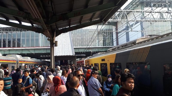Kereta Bandara dan KRL Duri-Tangerang Rebutan Jalur