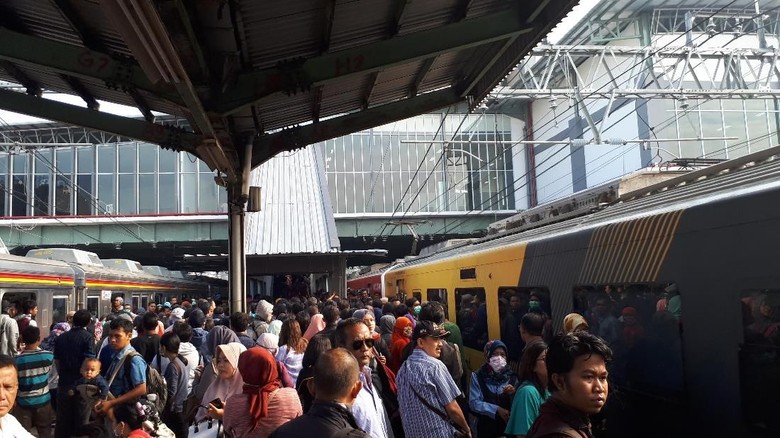 Curhat Penumpang KRL Berharap Tangga di Stasiun Duri Ditambah Curhat Penumpang KRL Berharap Tangga di Stasiun Duri Ditambah