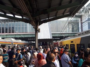 Curhat Penumpang KRL Berharap Tangga di Stasiun Duri Ditambah