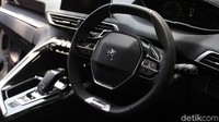Desain dashboard Peugeot 3008 yang mirip kokpit pilot. Dashboard ini telah dirancang stylish dan praktis.