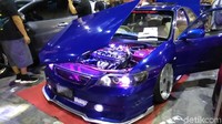Mobil Honda Accord VTI 2000 berwarna biru ini mampu membuat sorot mata tertuju padanya. Fandi WD (24) pria asal Lamongan, mengaku merombak total mobilnya untuk mengikuti ajang bergengsi IAM.