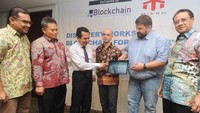 Hadir Dirut PT Mikro Mandiri Sejahtera Suwandi, Direktur Stevie Soukotta, Komisaris Utama I Dewa Gde Suthopa dan Analis Eksekutif Senior Otoritas Jasa Keuangan Roberto Akyuwen, mendengarkan penjelasan pendiri Blockchain Zoo Jean-Daniel Gauthier dan Roberto Capodieci, disela lokakarya di Jakarta, Rabu (28/3). Foto: dok. Mikro