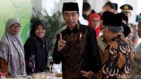 Sebelum membuka acara pertemuan silaturahmi Bank Wakaf Mikro, Presiden Joko Widodo (Jokowi) sempat mendatangi beberapa produk yang dijual para nasabah.