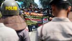 Suasana Tegang Saat Polisi Jaga Demo Aliando di Dekat Istana