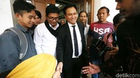 Yusril meninggalkan ruang sidang.