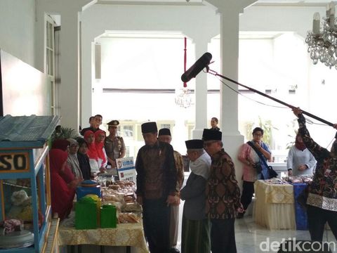Jokowi borong produk dagangan nasabah bank wakaf