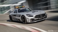 Dengan tenaga setara 585 daya kuda dan kecepatan maksimum 318 km/jam, AMG GT R menjadi safety car tercepat dan paling bertenaga sepanjang sejarah F1. Foto: Mercedes-Benz