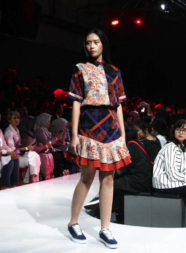 Fashion show koleksi Rama Dauhan x Alleira Batik di Plaza Indonesia Fashion Week 2018, Jumat [23/3/2018]. Foto: Mohammad Abduh/Wolipop