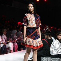 Fashion show koleksi Rama Dauhan x Alleira Batik di Plaza Indonesia Fashion Week 2018, Jumat [23/3/2018]. Foto: Mohammad Abduh/Wolipop
