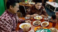 Enak banget nih Fahri Hamzah makan katupat kandangan bareng rekannya. Seporsi ketupat kandangan ditemani segelas teh hangat. Mantap! Foto: instagram @fahrihamzah