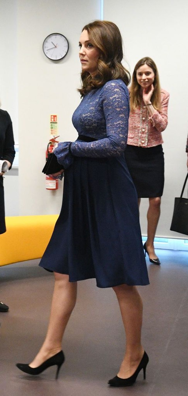Gaun lace biru royal dari Seraphine Marlene membuat penampilan Kate Middleton tampak elegan dan feminin untuk mengunjungi kantor pusat badan amal Place2B di London. Foto: Getty Images