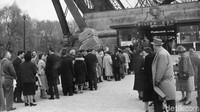 Para pengunjung turut antre di kaki timur Menara Eiffel di Champ-de-Mars untuk menikmati menara tersebut. (dok. L.V. Clark/Keystone/Getty Images)