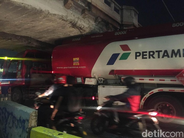 Truk Tangki BBM Tersangkut di Jembatan Matraman