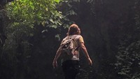 Untuk menuju air terjun, traveler harus trekking dulu menyusuri jalur berbatu. Butuh sekitar 20 menit hingga sampai ke depan air terjun. (Brett Merrill/Instagram)