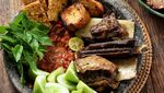 Huaah! Sedap Mantap Iga Penyet dengan Sambal dan Lalapan Kesukaan Netizen