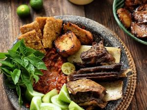 Huaah! Sedap Mantap Iga Penyet dengan Sambal dan Lalapan Kesukaan Netizen