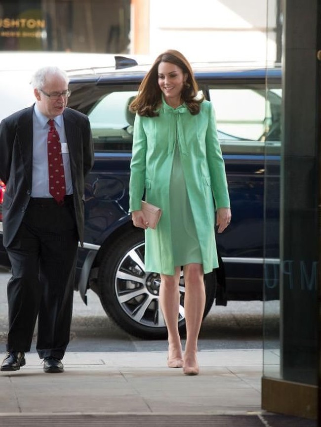 Tidak seperti biasanya, Kate Middleton memilih warna cerah untuk penampilannya di acara simposium, Royal Society of Medicine, London, 21 Maret 2018. Semangat menyambut datangnya musim semi terpancar dari mantel dan gaun hijau terang Jenny Packham. Foto: Getty Images