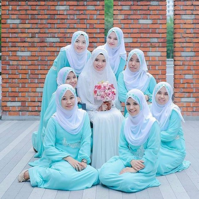Inspirasi lainnya datang dari bridesmaid Malaysia ini. Mereka kompak memakai gaun klasik berwarna hijau dengan pashmina berwarna putih. Tampilan sederhana diberi sentuhan detail berupa payet di bagian hijab, sehingga tampak istimewa. Foto: Instagram