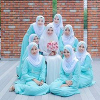 Inspirasi lainnya datang dari bridesmaid Malaysia ini. Mereka kompak memakai gaun klasik berwarna hijau dengan pashmina berwarna putih. Tampilan sederhana diberi sentuhan detail berupa payet di bagian hijab, sehingga tampak istimewa. Foto: Instagram
