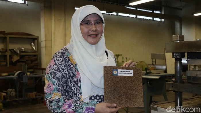 Di Tangan Peneliti UGM, Kotoran Gajah Disulap Jadi Papan Komposit