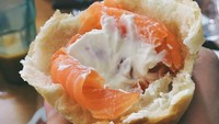 Wah, roti dengan cream cheese dan smoked salmon ini jadi menu makan siang Morgan. Mewah ya? Foto: Instagram morganoey