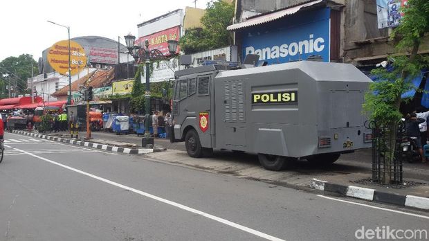 Mobil gas air mata disiagakan. 