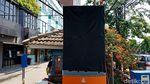 Foto: Plang 4Play Alexis Ditutup Plastik Hitam