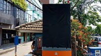 Foto: Plang 4Play ditutup dengan plastik hitam yang direkatkan dengan lem. (Eva-detikcom)