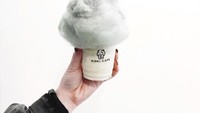 Ingin memakan awan mendung? Anda wajib mencicip menu yang satu ini. Menu yang satu ini berisi es krim vanilla yang diberi topping cotton candy yang menyerupai awan mendung. Keren kan? Foto: Instagram