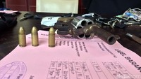 Polisi juga menyita satu buah senjata api rakitan berkaliber 9 mm.