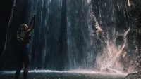 Butuh waktu sekitar 1 jam naik mobil untuk ke sini kalau dari Denpasar. Di Tukad Cepung, traveler bisa berfoto-foto dengan latar air terjun yang eksotis. (Maria Kurtis/Instagram)