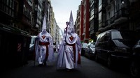 Penebus dosa juga turun ke jalan di Bilbao, Spanyol selama perayaan pekan suci. REUTERS/Vincent West.