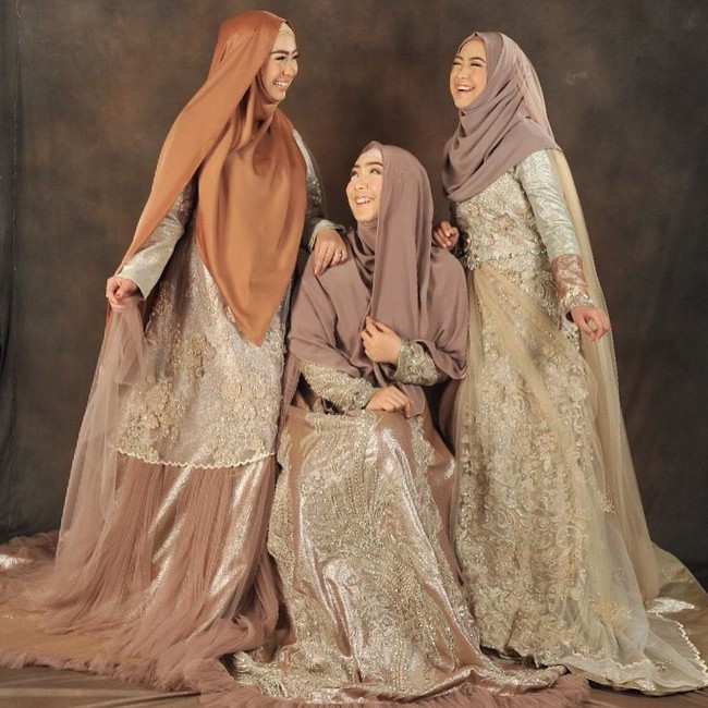 Oki Setiana Dewi dan kedua adiknya Ria Ricis dan Shindy sama-sama memakai busana syari di kesehariannya. Di sebuah foto karya Impresi Fotografi, mereka terlihat elegan dengan gaun berbahan brukat dan hijab syari berbahan sifon. Foto: Impresi Fotografi