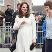 Kate Middleton mendaur ulang penampilannya dengan coat warna ivory keluaran brand high street Jojo Maman. Coat berpotongan tailoring ini pernah dipakainya saat menantikan kelahiran Putri Charlotte pada Maret 2015, saat berjalan-jalan di Downton Abbey. Foto: Getty Images