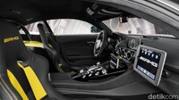 Jok balap yang dijamin bakal memeluk tubuh si pengendara dan penumpang lebih erat, kemudian ada layar informatif berukuran cukup besar di dasbor mobil. Foto: Mercedes-Benz